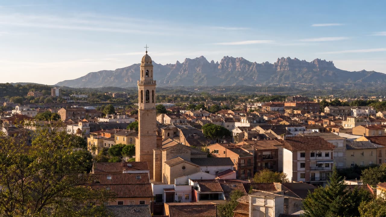 Vista de Esparreguera con el campanario de Santa Eulàlia y Montserrat al fondo