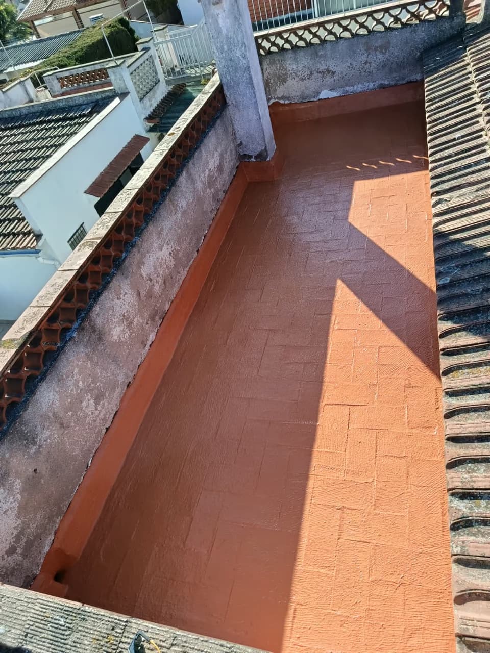 Impermeabilización terminada en una terraza junto a la cubierta