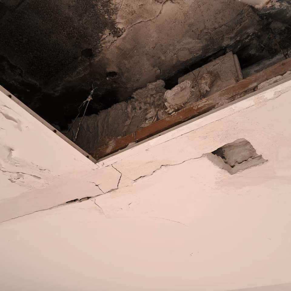 Inspección de un forjado deteriorado en un edificio de Barcelona